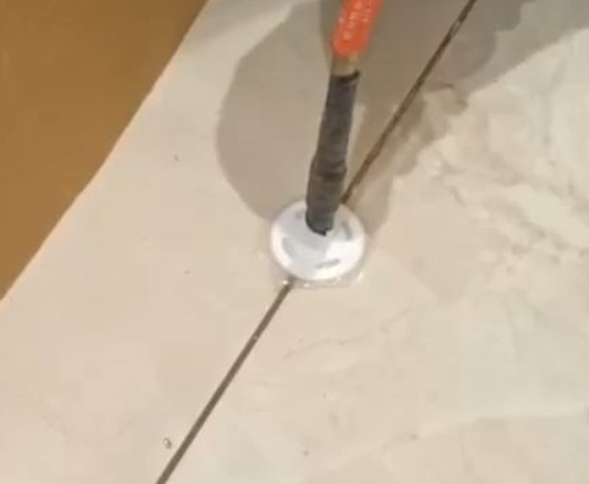 焦作瓷砖空鼓维修公司专业解答瓷砖在铺贴过程中，如果没有涂抹均匀到位的粘结材料（如水泥砂浆或瓷砖胶），可能会导致以下问题