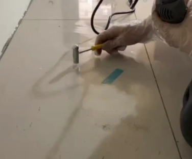 焦作瓷砖开裂维修公司专业分享瓷砖在铺贴前如果没有沥干水分，将会导致以下问题
