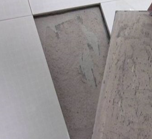 焦作瓷砖空鼓维修公司分享瓷砖铺贴时如果打浆（即涂抹在瓷砖背面和基层上的砂浆或瓷砖胶）过少，会带来以下问题